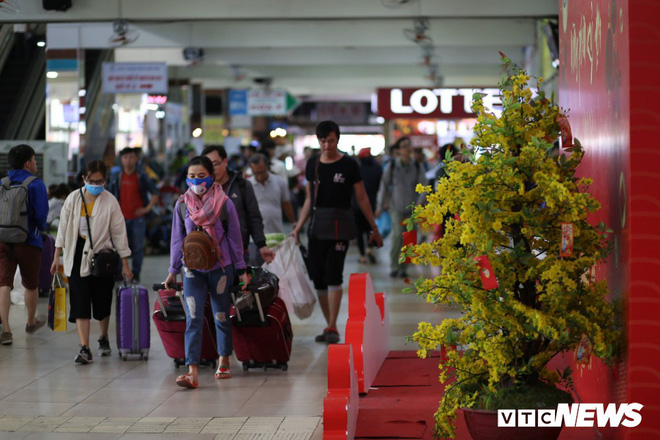 Ảnh: Người dân ùn ùn về quê ăn Tết, đường phố TP.HCM kẹt cứng ngày cuối năm