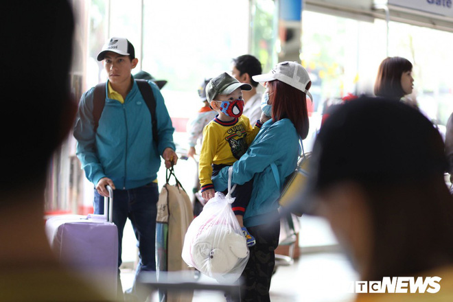 Ảnh: Người dân ùn ùn về quê ăn Tết, đường phố TP.HCM kẹt cứng ngày cuối năm