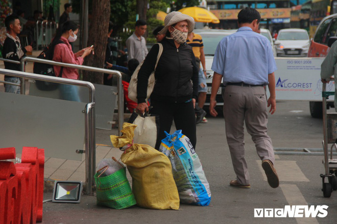 Ảnh: Người dân ùn ùn về quê ăn Tết, đường phố TP.HCM kẹt cứng ngày cuối năm