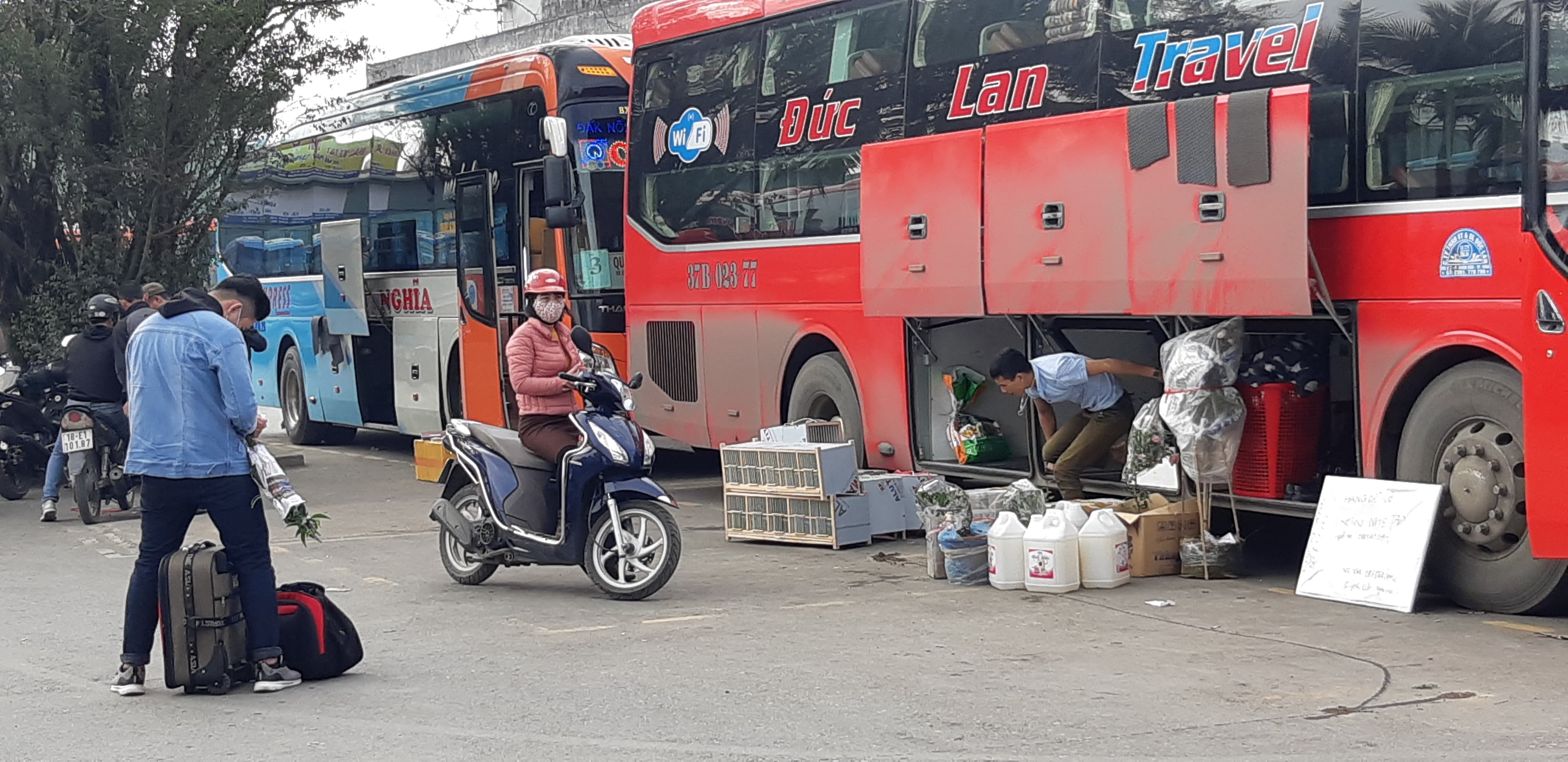 Người dân ùn ùn về quê Nghỉ Tết, nhiều tuyến đường cửa ngõ Thủ đô ùn tắc