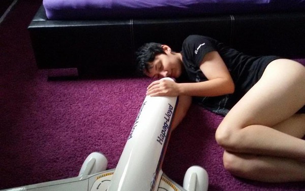 Người phụ nữ yêu say đắm và đòi cưới máy bay Boeing làm chồng