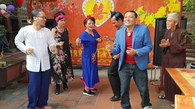 Méo mặt với phim hài Tết 2019: Khiêu khích khán giả, nóng nhất vẫn là chuyện khoe ngực đẫy đà Méo mặt với phim hài Tết 2019: Khiêu khích khán giả, nóng nhất vẫn là chuyện khoe ngực đẫy đà