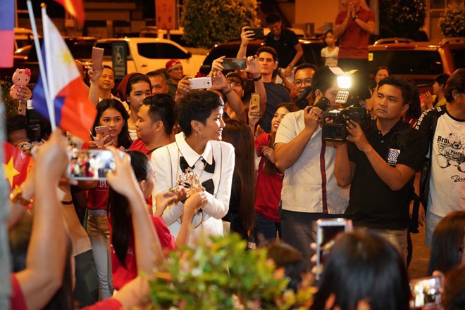 Fan Philippines mặc áo Cờ đỏ sao vàng, nồng nhiệt đón chào HHen Niê khiến mỹ nhân Việt suýt khóc