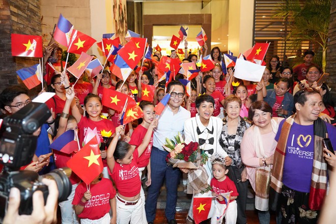 Fan Philippines mặc áo Cờ đỏ sao vàng, nồng nhiệt đón chào HHen Niê khiến mỹ nhân Việt suýt khóc