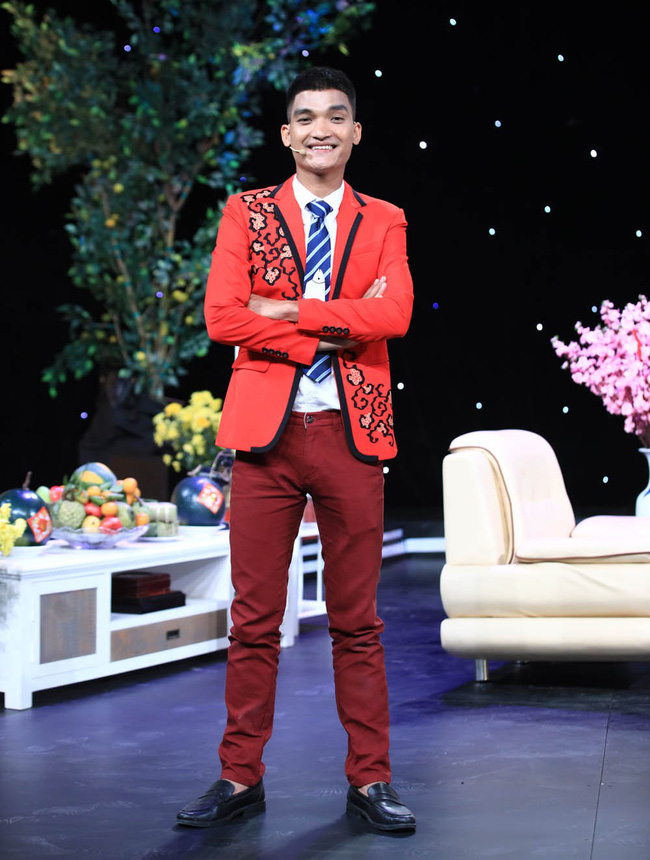 Ai cũng thán phục khi Hoài Linh tự tay gắn từng cánh hoa lên trang phục trong hậu trường