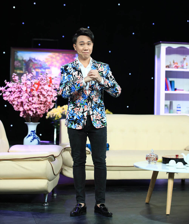 Ai cũng thán phục khi Hoài Linh tự tay gắn từng cánh hoa lên trang phục trong hậu trường