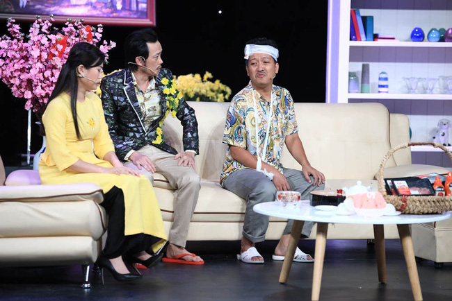 Ai cũng thán phục khi Hoài Linh tự tay gắn từng cánh hoa lên trang phục trong hậu trường