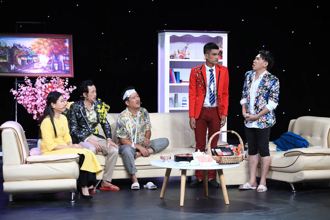 Ai cũng thán phục khi Hoài Linh tự tay gắn từng cánh hoa lên trang phục trong hậu trường