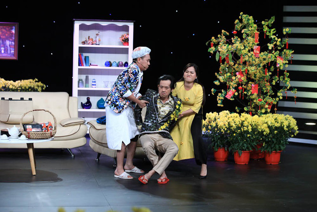 Ai cũng thán phục khi Hoài Linh tự tay gắn từng cánh hoa lên trang phục trong hậu trường