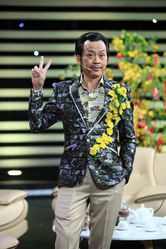 Ai cũng thán phục khi Hoài Linh tự tay gắn từng cánh hoa lên trang phục trong hậu trường