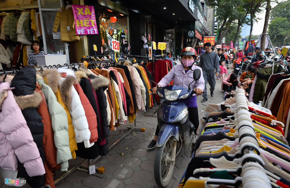 Quần áo đại hạ giá, đổ đống đầy đường ngày giáp Tết