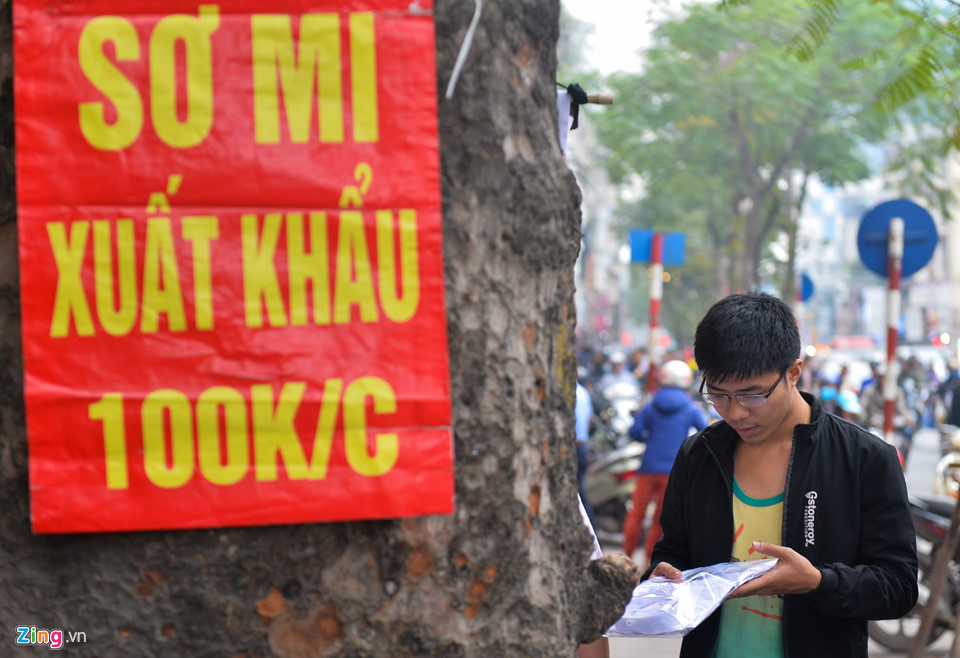 Quần áo đại hạ giá, đổ đống đầy đường ngày giáp Tết