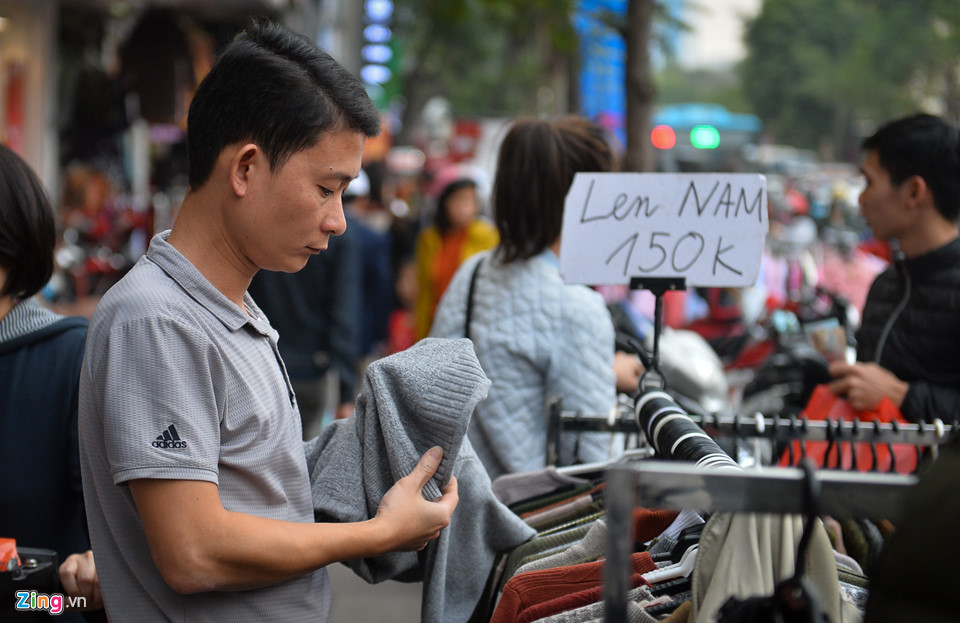 Quần áo đại hạ giá, đổ đống đầy đường ngày giáp Tết