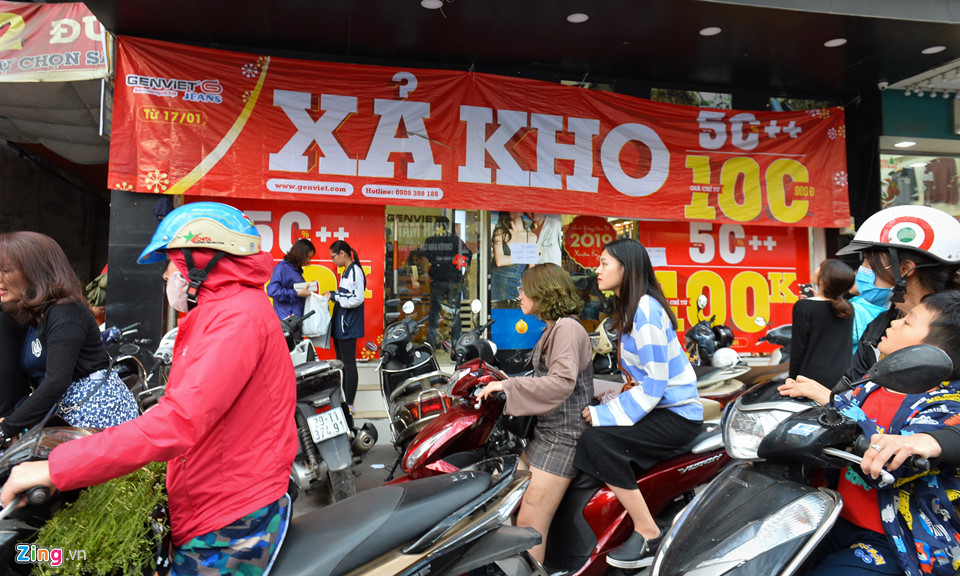 Quần áo đại hạ giá, đổ đống đầy đường ngày giáp Tết