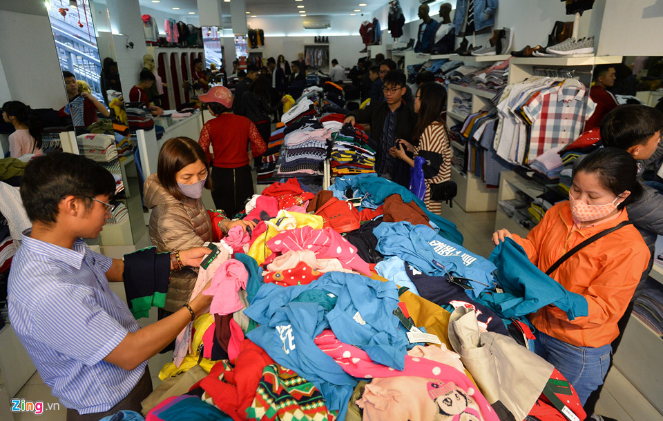 Quần áo đại hạ giá, đổ đống đầy đường ngày giáp Tết