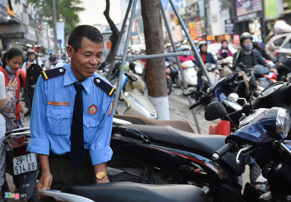 Quần áo đại hạ giá, đổ đống đầy đường ngày giáp Tết