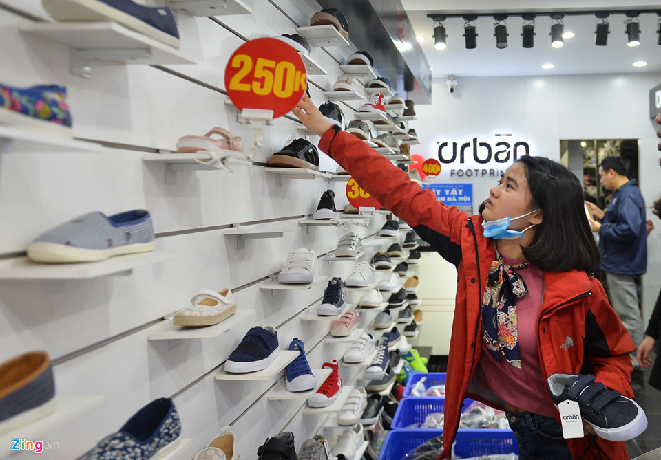 Quần áo đại hạ giá, đổ đống đầy đường ngày giáp Tết