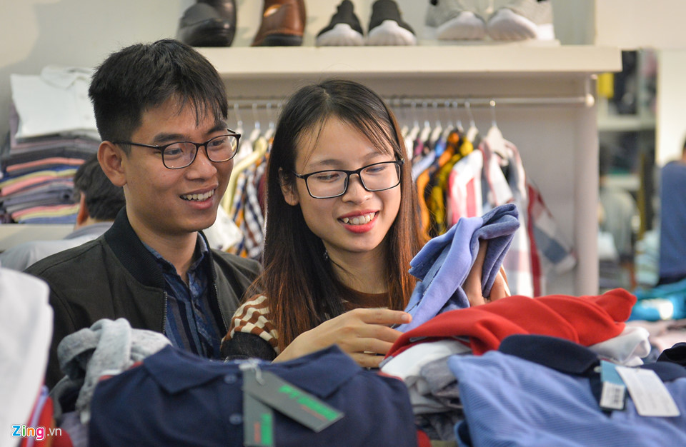 Quần áo đại hạ giá, đổ đống đầy đường ngày giáp Tết