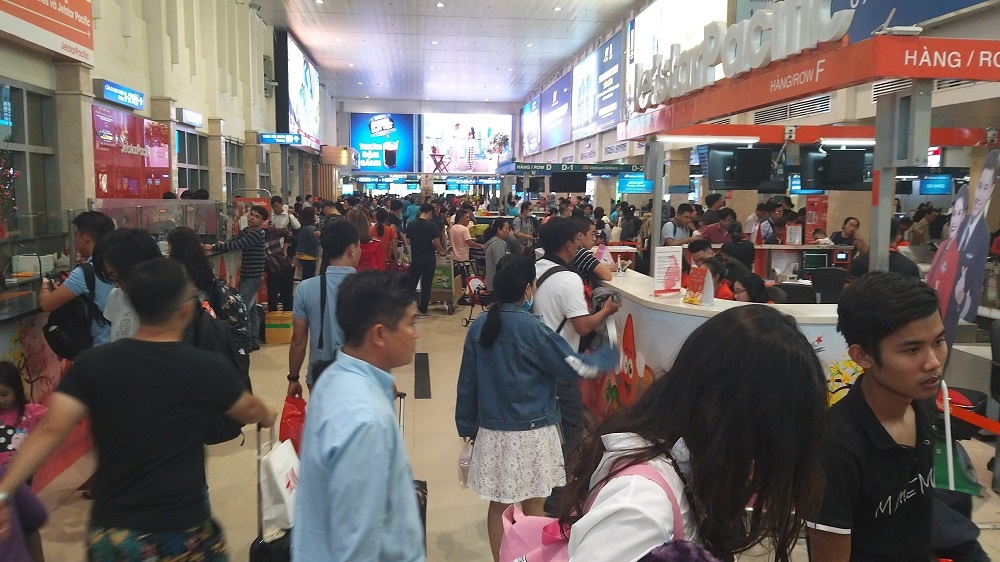 Sân bay Tân Sơn Nhất nêm cứng người, lập kỉ lục 900 chuyến bay/ngày
