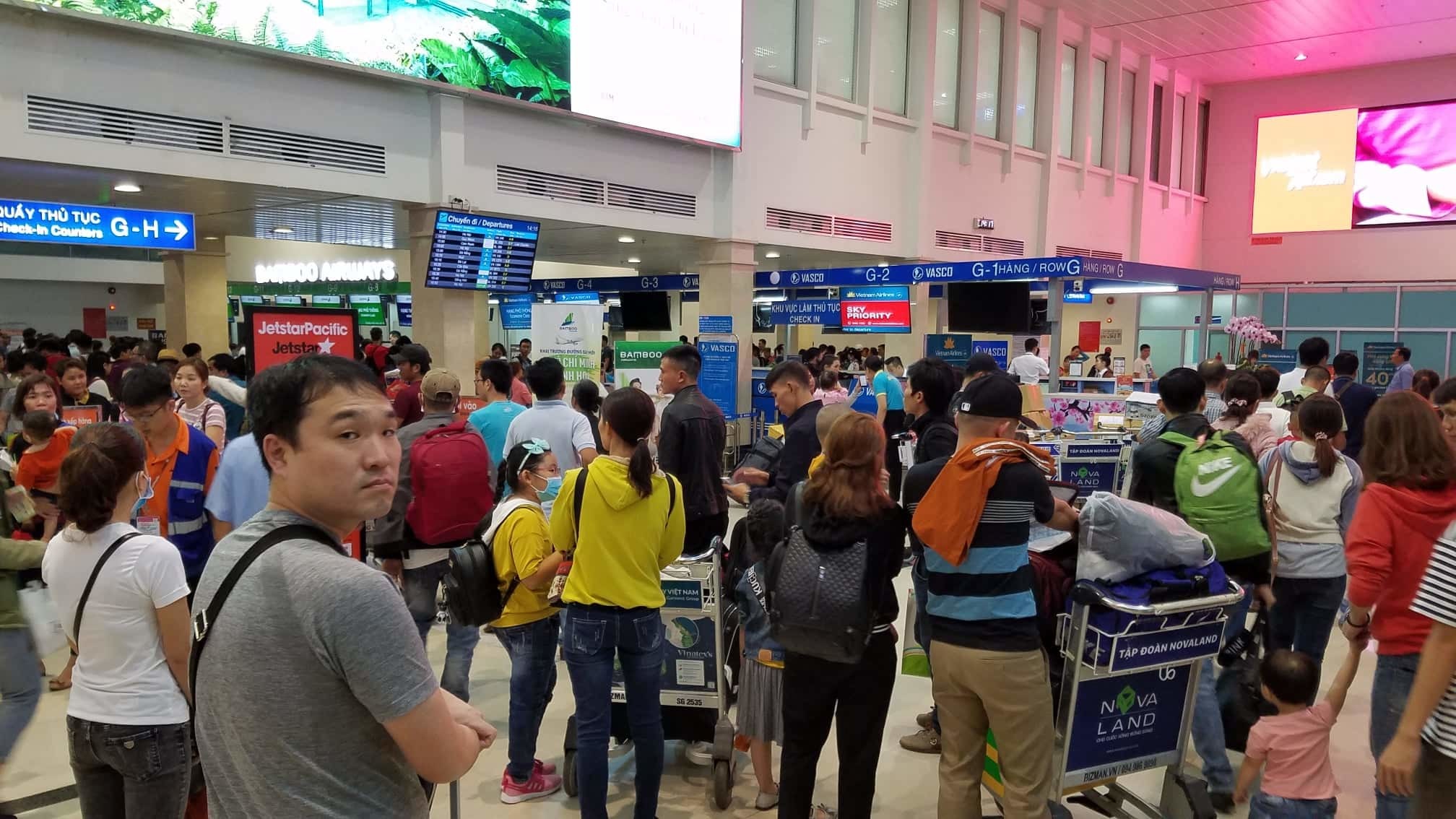 Sân bay Tân Sơn Nhất nêm cứng người, lập kỉ lục 900 chuyến bay/ngày