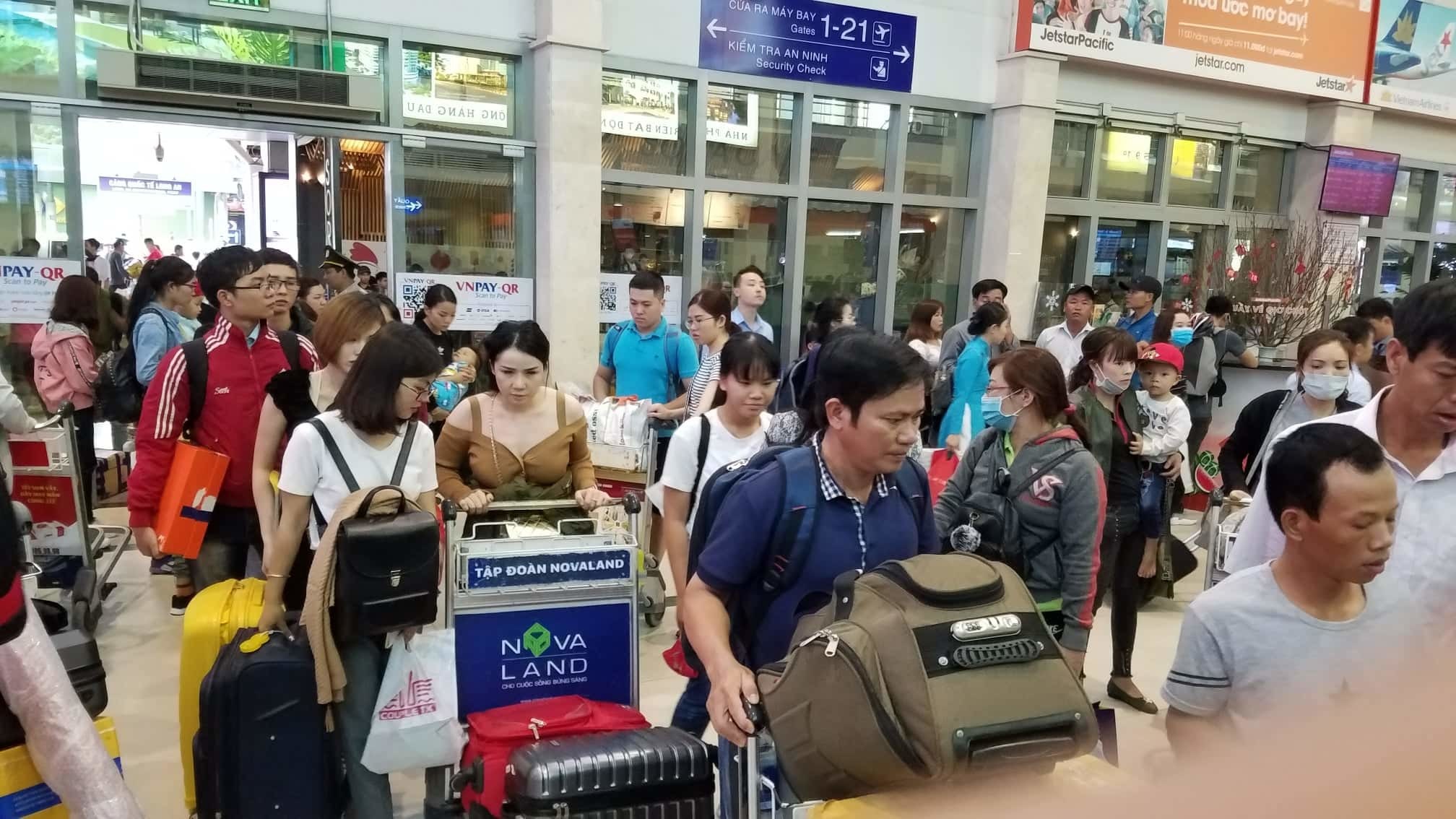 Sân bay Tân Sơn Nhất nêm cứng người, lập kỉ lục 900 chuyến bay/ngày