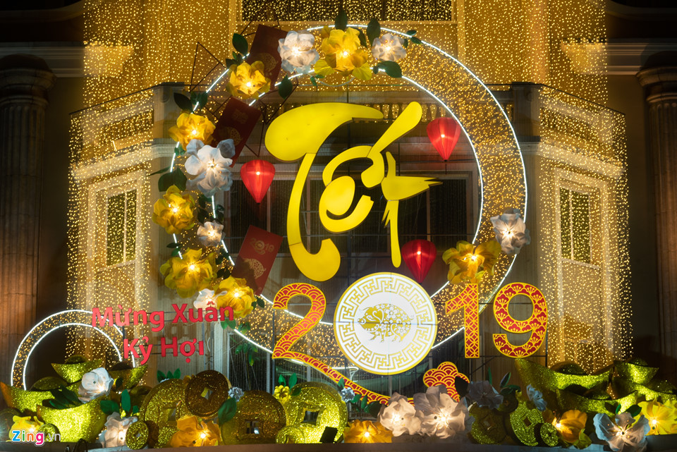 Phố phường rực rỡ, bớt màu mè để đón Tết Kỷ Hợi