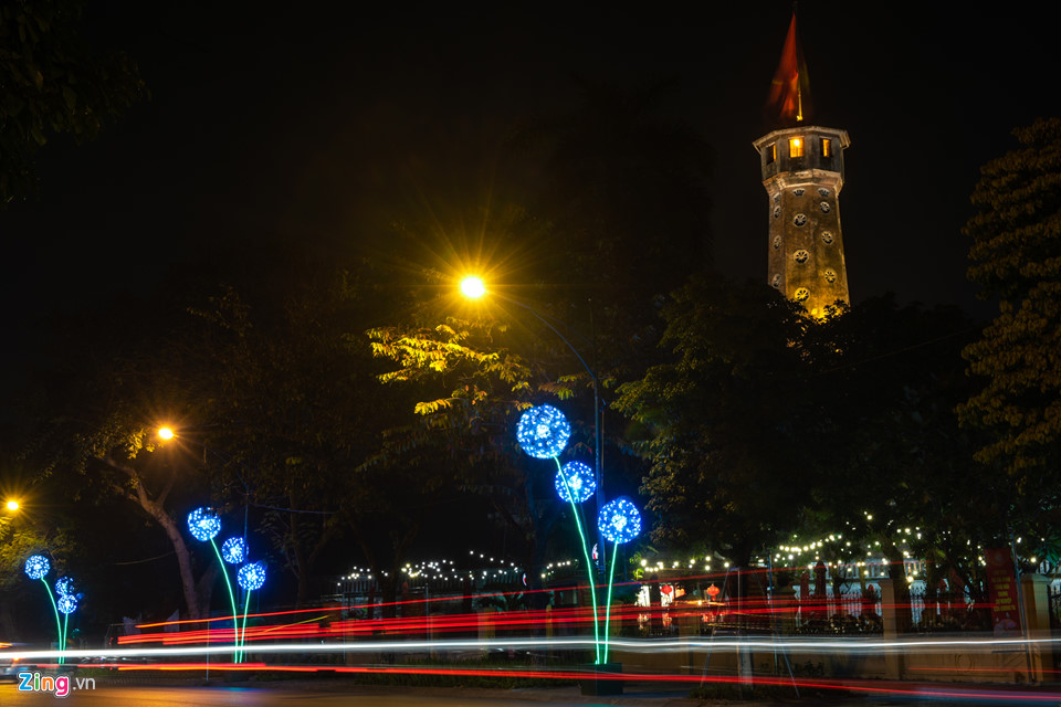 Phố phường rực rỡ, bớt màu mè để đón Tết Kỷ Hợi