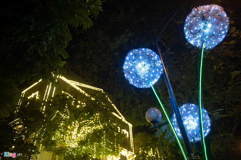 Phố phường rực rỡ, bớt màu mè để đón Tết Kỷ Hợi