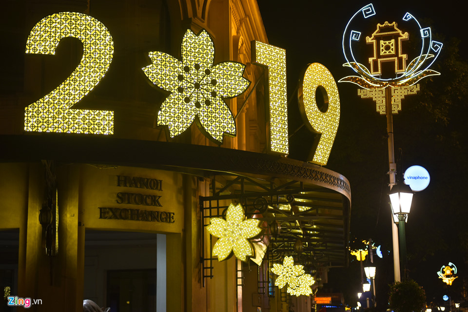 Phố phường rực rỡ, bớt màu mè để đón Tết Kỷ Hợi