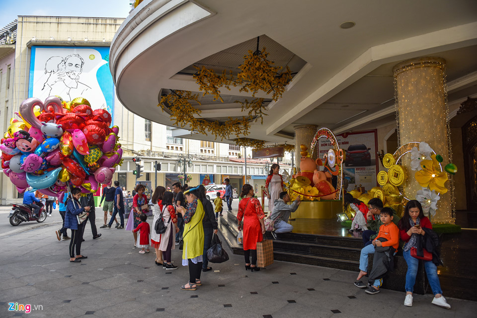 Phố phường rực rỡ, bớt màu mè để đón Tết Kỷ Hợi