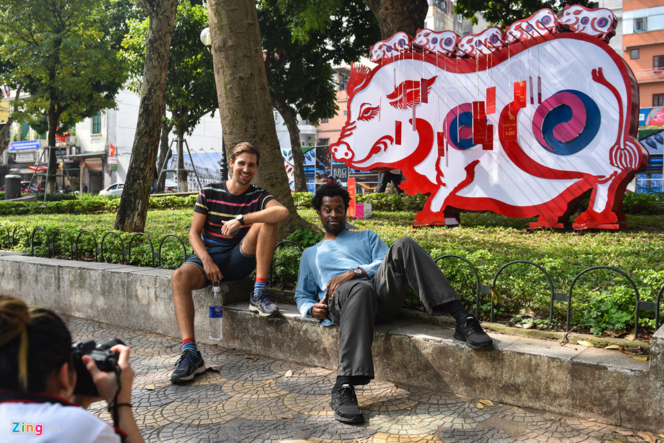 Phố phường rực rỡ, bớt màu mè để đón Tết Kỷ Hợi