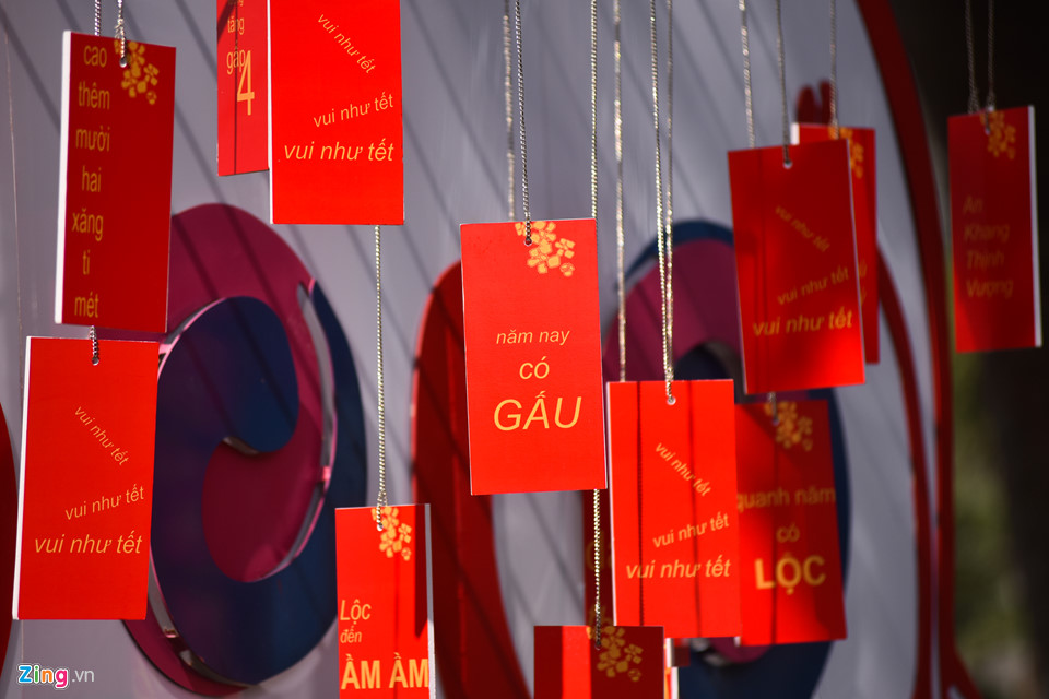 Phố phường rực rỡ, bớt màu mè để đón Tết Kỷ Hợi