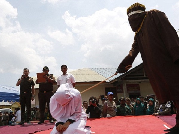 Cặp tình nhân Indonesia bị phạt đánh roi vì… hôn nhau nơi công cộng