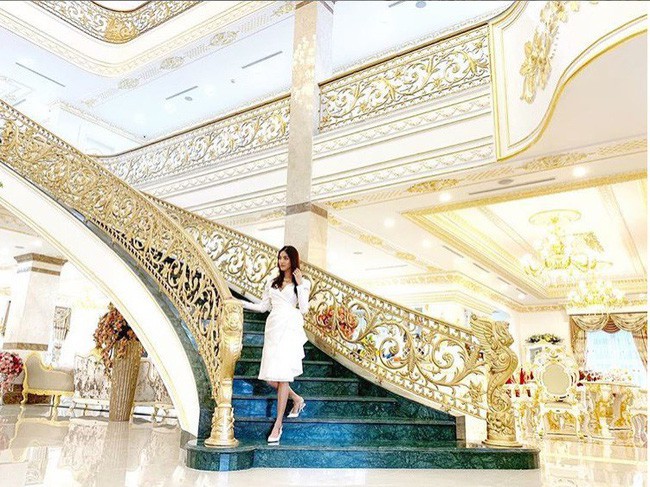 Không gian đón Tết đầy sang trọng, xa hoa của hai mỹ nhân Vbiz trong năm đầu về nhà chồng