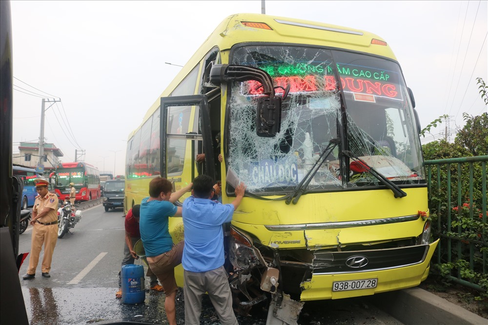 Hai xe chở khách về quê ăn tết tông nhau, hàng chục người mắc kẹt