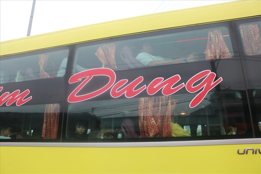 Hai xe chở khách về quê ăn tết tông nhau, hàng chục người mắc kẹt