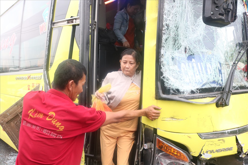 Hai xe chở khách về quê ăn tết tông nhau, hàng chục người mắc kẹt