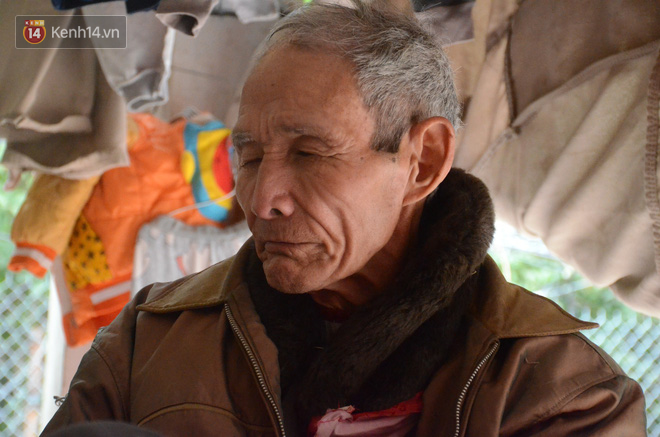 Tết buồn của cặp vợ chồng chênh lệch 43 tuổi ở Hà Nam: Không đào quất, không bánh chưng, 3 đứa con thơ phải mặc đồ cũ