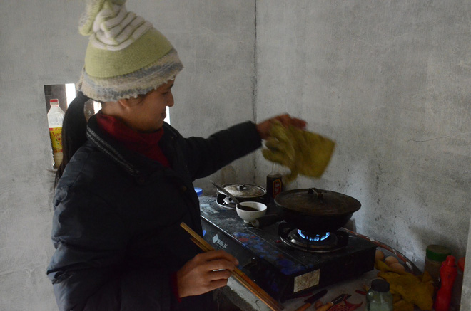 Tết buồn của cặp vợ chồng chênh lệch 43 tuổi ở Hà Nam: Không đào quất, không bánh chưng, 3 đứa con thơ phải mặc đồ cũ