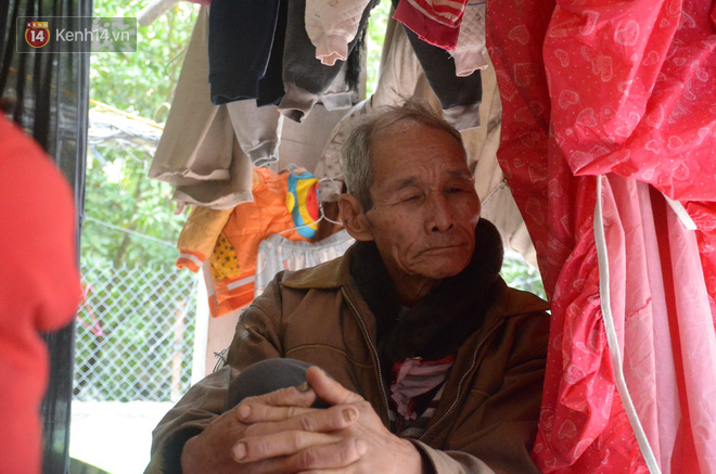 Tết buồn của cặp vợ chồng chênh lệch 43 tuổi ở Hà Nam: Không đào quất, không bánh chưng, 3 đứa con thơ phải mặc đồ cũ