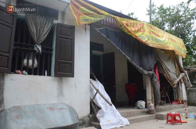 Tết buồn của cặp vợ chồng chênh lệch 43 tuổi ở Hà Nam: Không đào quất, không bánh chưng, 3 đứa con thơ phải mặc đồ cũ