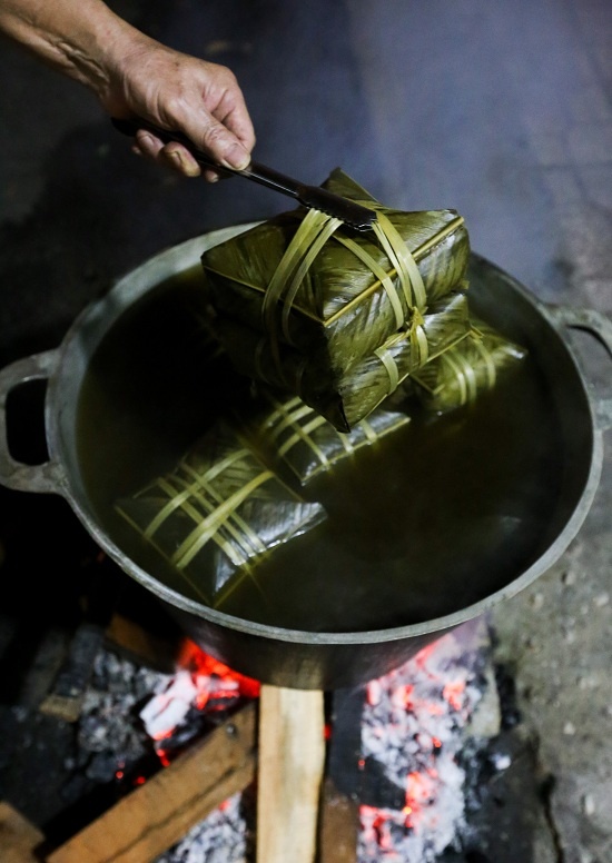 Người Sài Gòn thức đêm nấu bánh chưng khắp các con hẻm