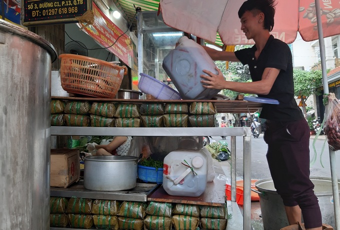 Người Sài Gòn thức đêm nấu bánh chưng khắp các con hẻm