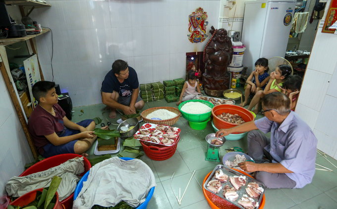 Người Sài Gòn thức đêm nấu bánh chưng khắp các con hẻm