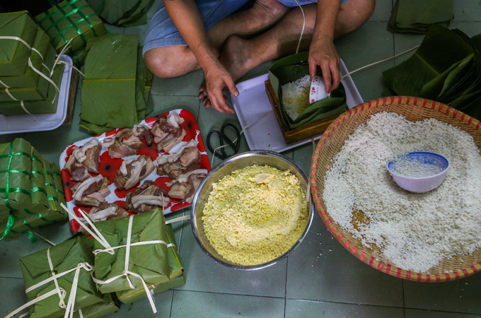 Người Sài Gòn thức đêm nấu bánh chưng khắp các con hẻm