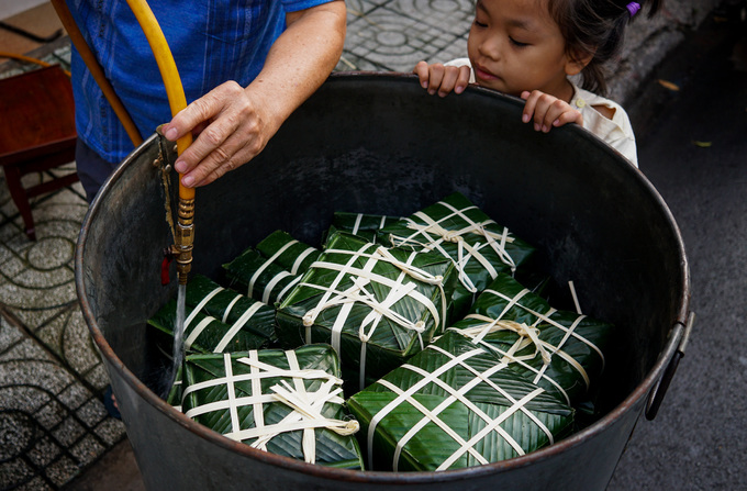Người Sài Gòn thức đêm nấu bánh chưng khắp các con hẻm