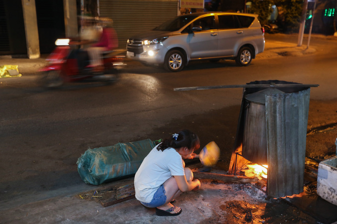 Người Sài Gòn thức đêm nấu bánh chưng khắp các con hẻm