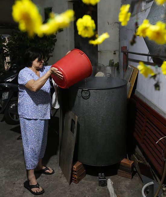 Người Sài Gòn thức đêm nấu bánh chưng khắp các con hẻm