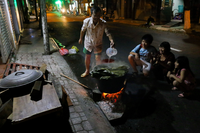 Người Sài Gòn thức đêm nấu bánh chưng khắp các con hẻm