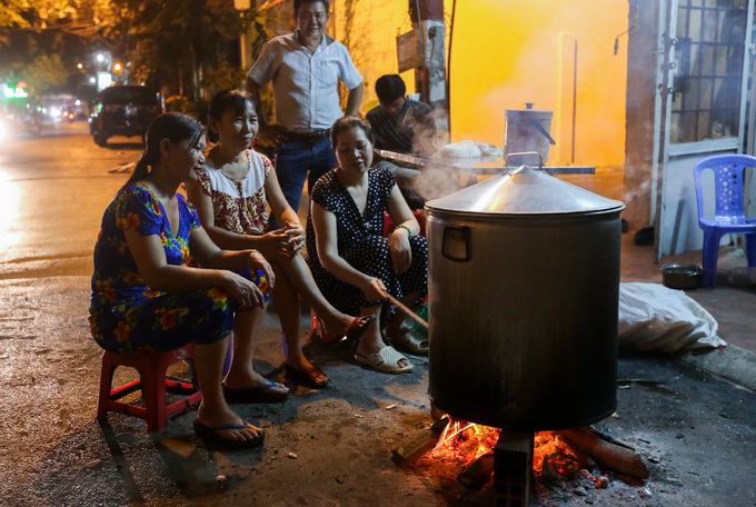 Người Sài Gòn thức đêm nấu bánh chưng khắp các con hẻm